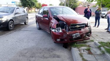 El Chevrolet sufrió daños en su lateral derecho. Ahora, estaban esperando la grúa. (foto: Carlos Castillo)