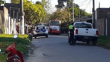 Un chofer quiso detener un colectivo en movimiento y murió aplastado