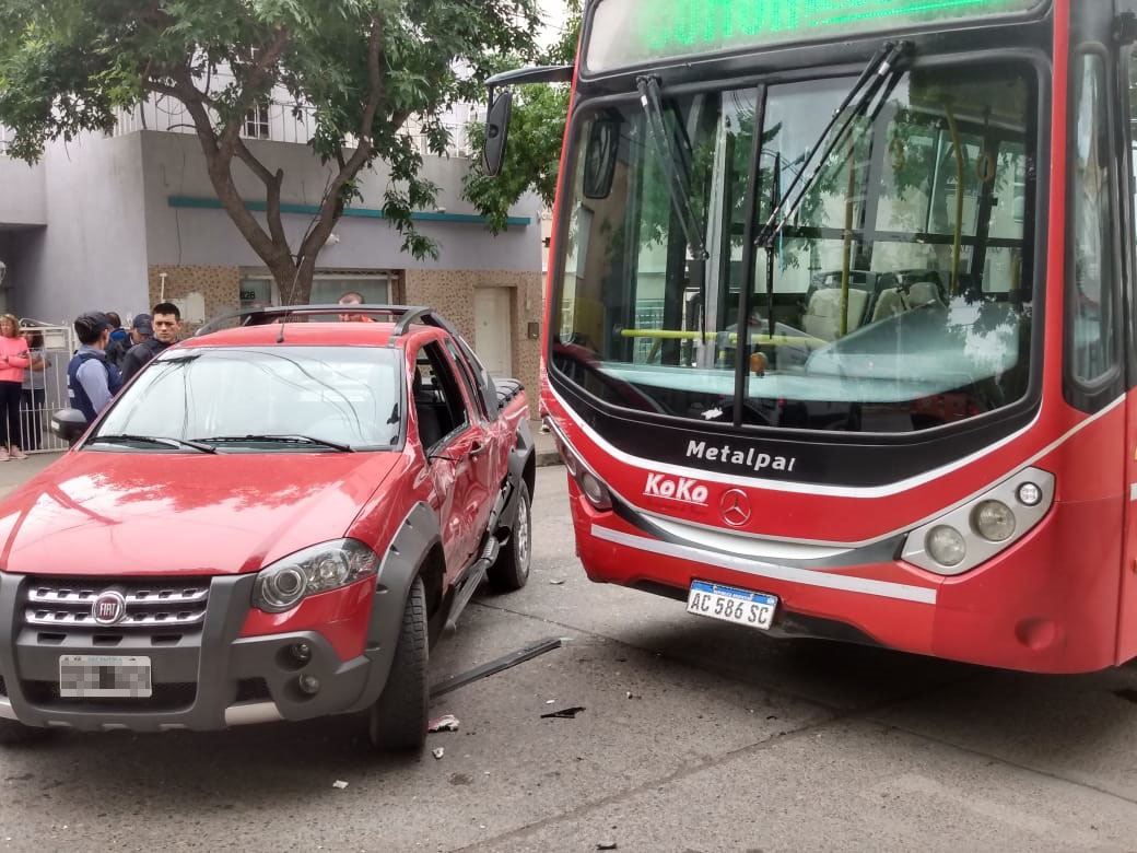 Choque entre una camioneta y un colectivo interurbano en el centro de ...