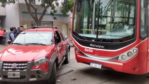 Choque entre una camioneta y un colectivo interurbano en el centro de Cipolletti