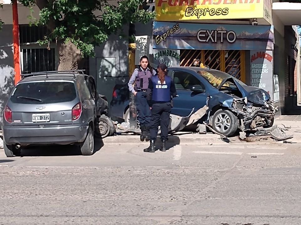 Un hombre sufrió heridas de gravedad, tras salir despedido del auto que manejaba en un fuerte choque, en Cipolletti. Foto: Gentileza Miguel Parra