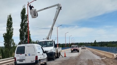 El municipio de Cipolletti colocó farolas LED en el puente que une Neuquén con Las Perlas. Foto: Gentileza