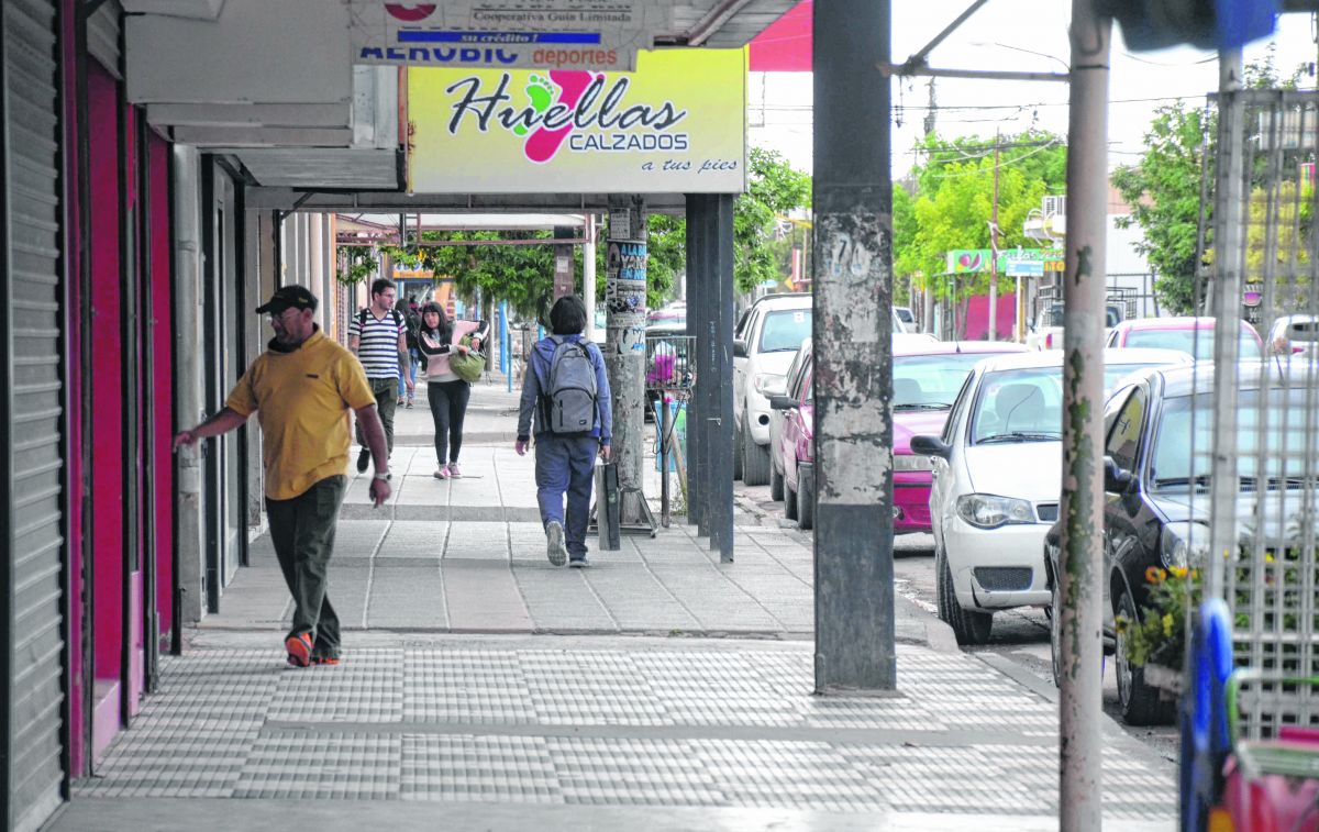 Los locales de la calle Honduras en Centenario ahora tendrán una vidriera en la web. Foto: Yamil Regules. 