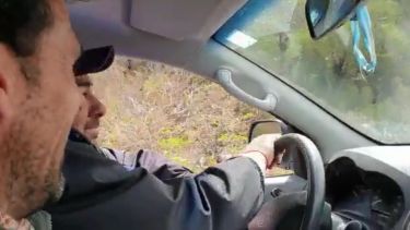 Abrigados para soportar los apenas 13°C de máxima que se registraron ayer en ese punto de la Comarca Andina, los profesionales se movilizaron para realizar una visita programada, dirigida específicamente a las 16 familias más alejadas.