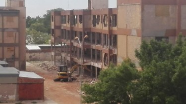Hoy implosionarán el bloque C9 del barrio Belgrano de Cutral Co. (Archivo).-