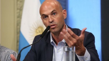 "Los funcionarios plantean los temas, ve que opina la mayoría y, en algunos de los casos, decide Mauricio (Macri)", agregó el titular de Transporte.