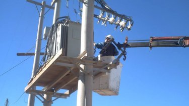 Personal de Edersa trabaja para detectar la falla que dejó varios barrios sin energía eléctrica. (Foto: archivo)