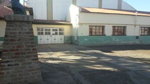 Denuncian que hace una semana sale el agua turbia en una escuela de Allen