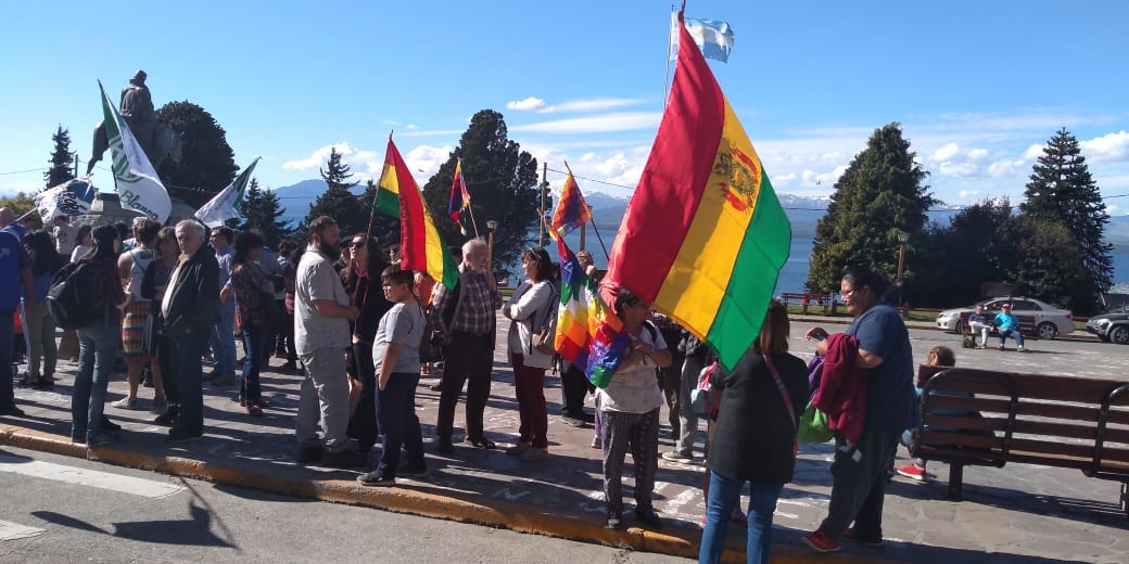 Banderas bolivianas en el Centro Cívico.