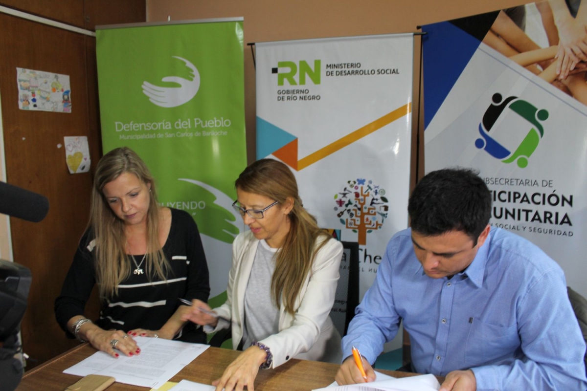 La defensora del pueblo de Bariloche Beatriz Oñate (centro) firmó un convenio con la Subsecretaría de Participación Comunitaria de la Provincia. Gentileza