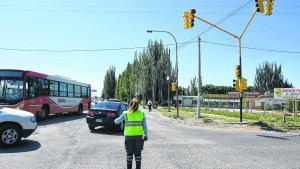 Los accesos a Cipolletti siguen desbordados en los horarios pico