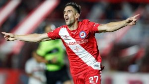 Superliga: Argentinos ganó por un golazo de Hauche y volvió a ser líder