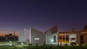 Casa que puede ir creciendo como un rizoma para una joven pareja