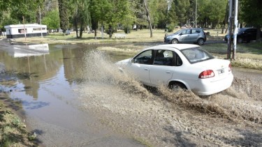 El municipio realizará operativos en distintos barrios para bombear el agua acumulada. (Foto: Florencia Salto.-)