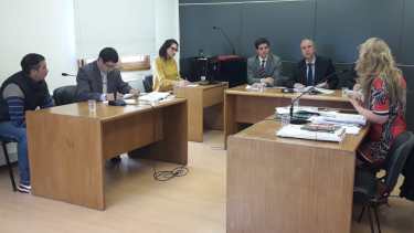 El imputado (a la izquierda) admitió su responsabilidad y consintió la condena, con el aval de su defensor. (Gentileza)