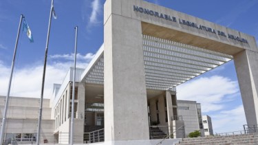 Los paneles solares estarán ubicados en el techo del edificio público. La sede legislativa está sobre la calle Leloir.