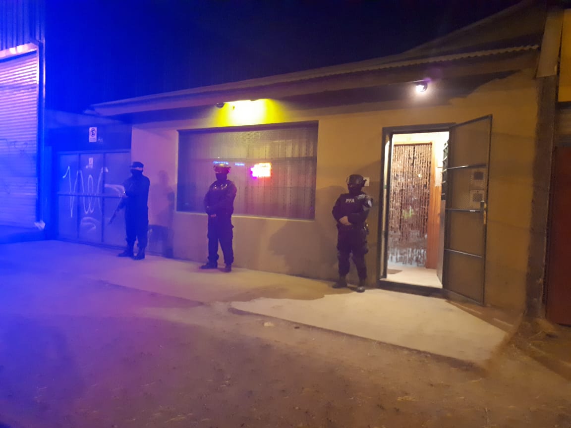 Un operativo de la Policía Federal en local que tenía como pantalla un pool en Bariloche logró rescatar víctimas de trata de personas. Gentileza