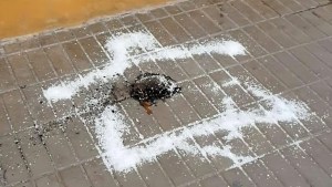 Cipolletti: llegó a su local y se encontró con un misterioso ritual en la puerta