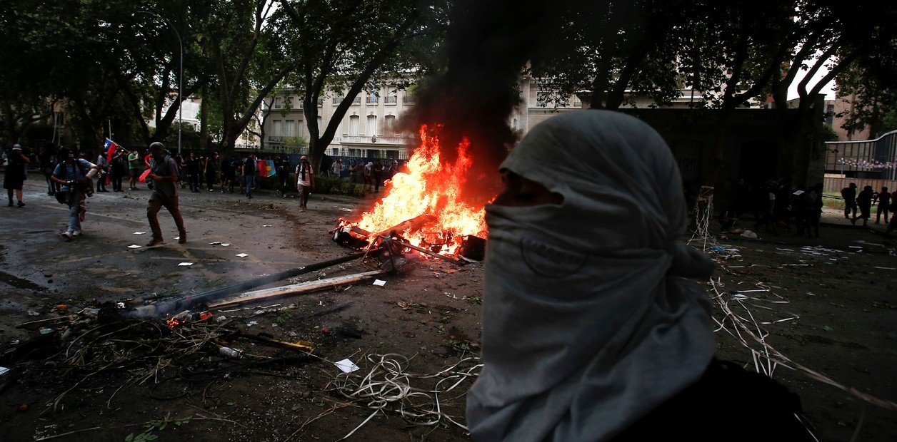 Durante las protestas atacaron la embajada argentina en Santiago de Chile. Foto: AP