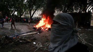 Durante las protestas atacaron la embajada argentina en Santiago de Chile. Foto: AP