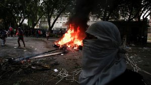 Rompieron vidrios en la embajada argentina, en medio de las protestas de Santiago de Chile
