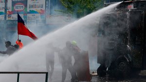 Otro día de caos en Chile con protestas, violencia y desplome del peso