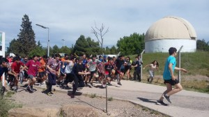 Profesores y alumnos desafiaron al viento para festejar la educación técnica