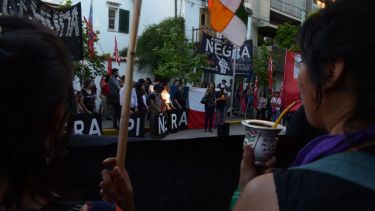 la manifestación en las puertas del consulado de Chile en Neuquén.  Foto: Yamil Regules