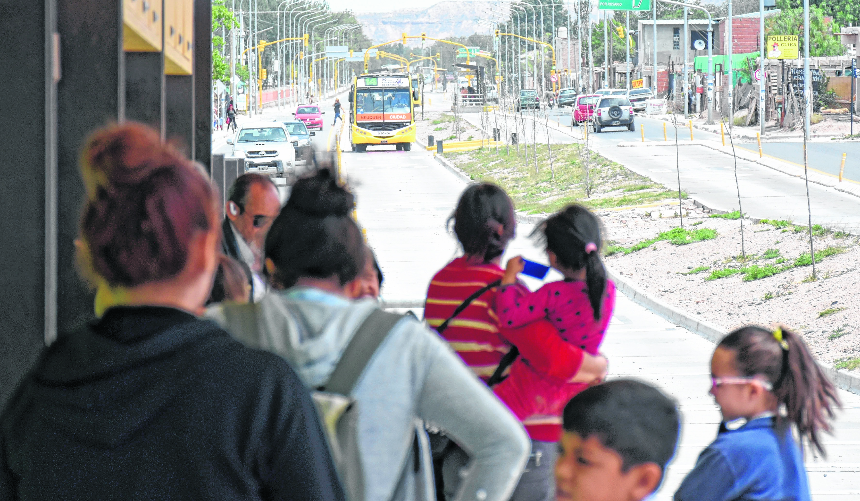 El Municipio de Neuquén destacó la seguridad de las nuevas paradas del Metrobús. Foto: Florencia Salto.