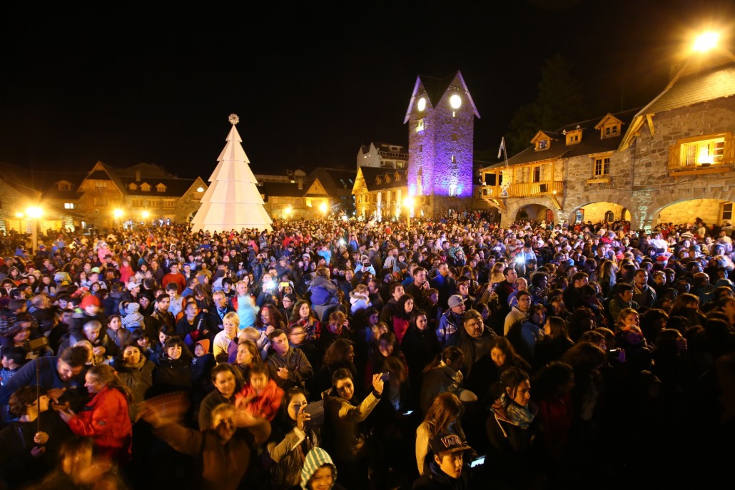 La noche del encendido del árbol de Navidad en Bariloche se vive como una fiesta desde hace 6 años. Archivo
