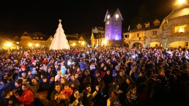 La noche del encendido del árbol de Navidad en Bariloche se vive como una fiesta desde hace 6 años. Archivo