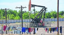 Imagen de La postal que ya no asombra a nadie: vivir entre los pozos petroleros en Neuquén