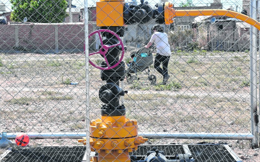 El cerco de seguridad, construido con alambre olímpico, suele ser el destino final del fútbol de los más chicos. Foto: Florencia Salto.