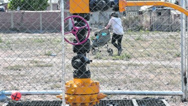El cerco de seguridad, construido con alambre olímpico, suele ser el destino final del fútbol de los más chicos. Foto: Florencia Salto.