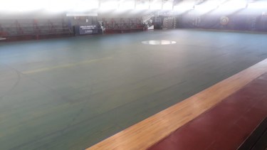 Con la pintura verde se borró la demarcación de las canchas. Foto: gentileza