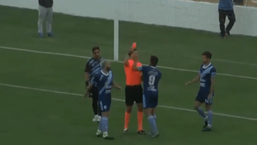 El momento de la agresión del capitán de Sol, registrado por la televisión local.