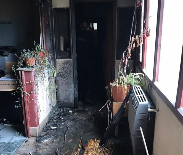 Desconocidos arrojaron un artefacto incendiario hacia un edificio de Parques Nacionales en Bariloche. Gentileza