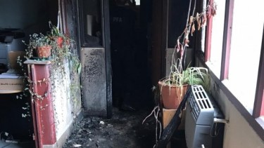Desconocidos arrojaron un artefacto incendiario hacia un edificio de Parques Nacionales en Bariloche. Gentileza