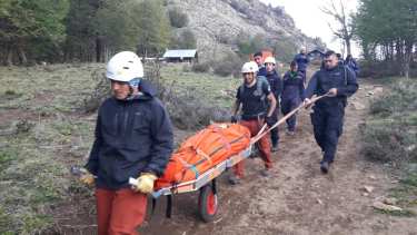 Rescatistas de varios organismos evacuaron a dos turistas heridas dque desbarrancaron en la cima del Piltriquitrón. Foto Gentileza Bomberos