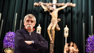 Domínguez en la capilla de la hermandad de la Vera Cruz de Sevilla cuya restauración financió. Foto: gentileza El Correo de Andalucía