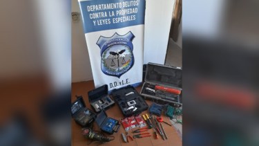 La policía recuperó los elementos robados y los devolvió a la empresa Pecom. (Foto: Gentileza.-)