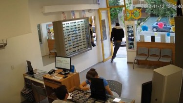 El hecho ocurrió el martes por la tarde en pleno centro de la ciudad. (Foto: Captura video.-)