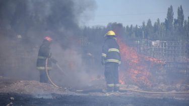 El incendio tomó grandes dimensiones y preocupó a los vecinos de la ciudad. (Foto: Alejandro Carnevale)