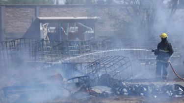 El incendio tomó grandes dimensiones y preocupó a los vecinos de la ciudad. (Foto: Alejandro Carnevale)