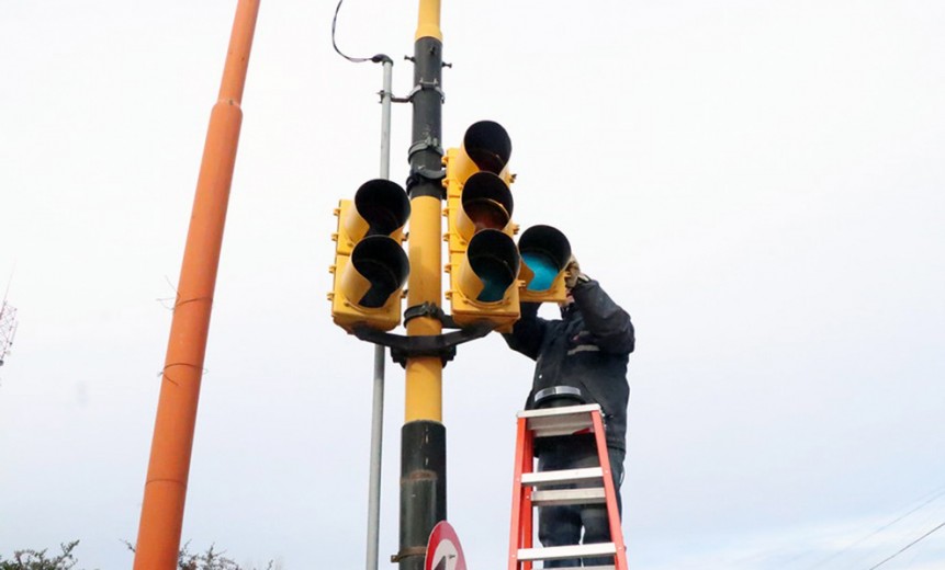 El viernes quedará funcionando el nuevo semáforo de Ruta 22 e Isla Jordán, en Cipolletti. Foto: Archivo