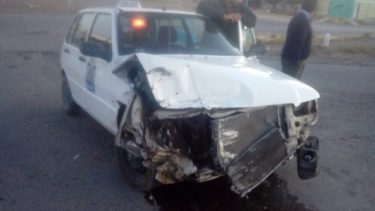 Intentó subir a la Ruta 22 y terminó chocando contra un camión en Roca