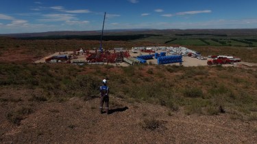 El estudio toma un Brent entre US$ 40 y US$ 107,9 por barril y un precio de  gas de los US$ 3,2 a los US$ 7,7 por millón de BTU. 