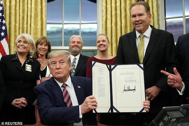 Donald Trump firmó el proyecto contra el maltrato animal.