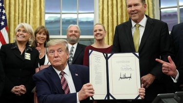 Donald Trump firmó el proyecto contra el maltrato animal.