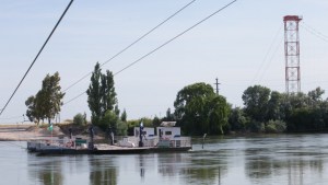 Crecida del río Negro: restringen el cruce de vehículos en la balsa de Guardia Mitre